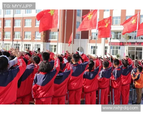 耳后笑脸纹身的足球明星展现个性与魅力的独特风采